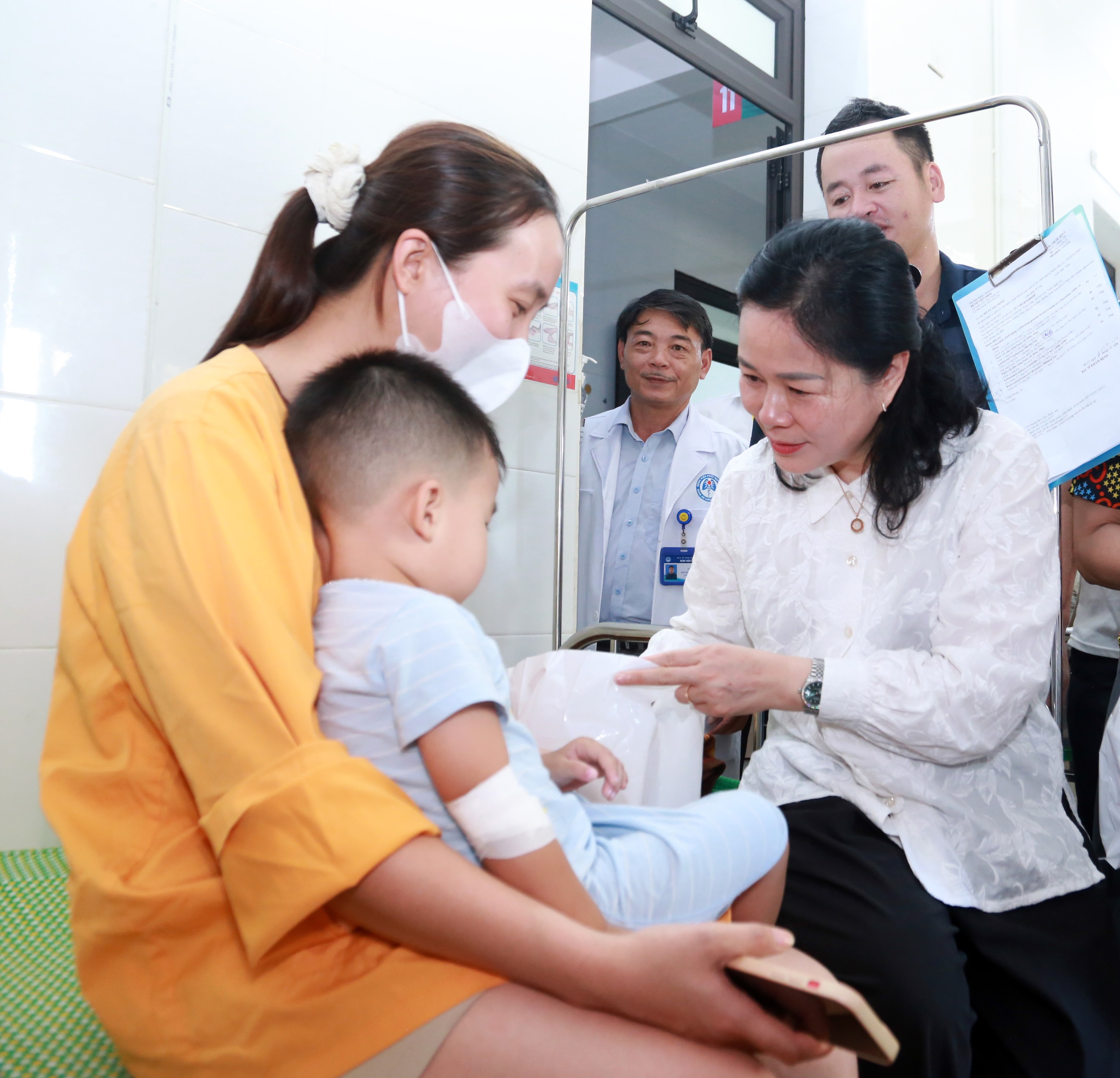 Hàng trăm phần quà đến với bệnh nhi dịp 1/6- Ảnh 3.