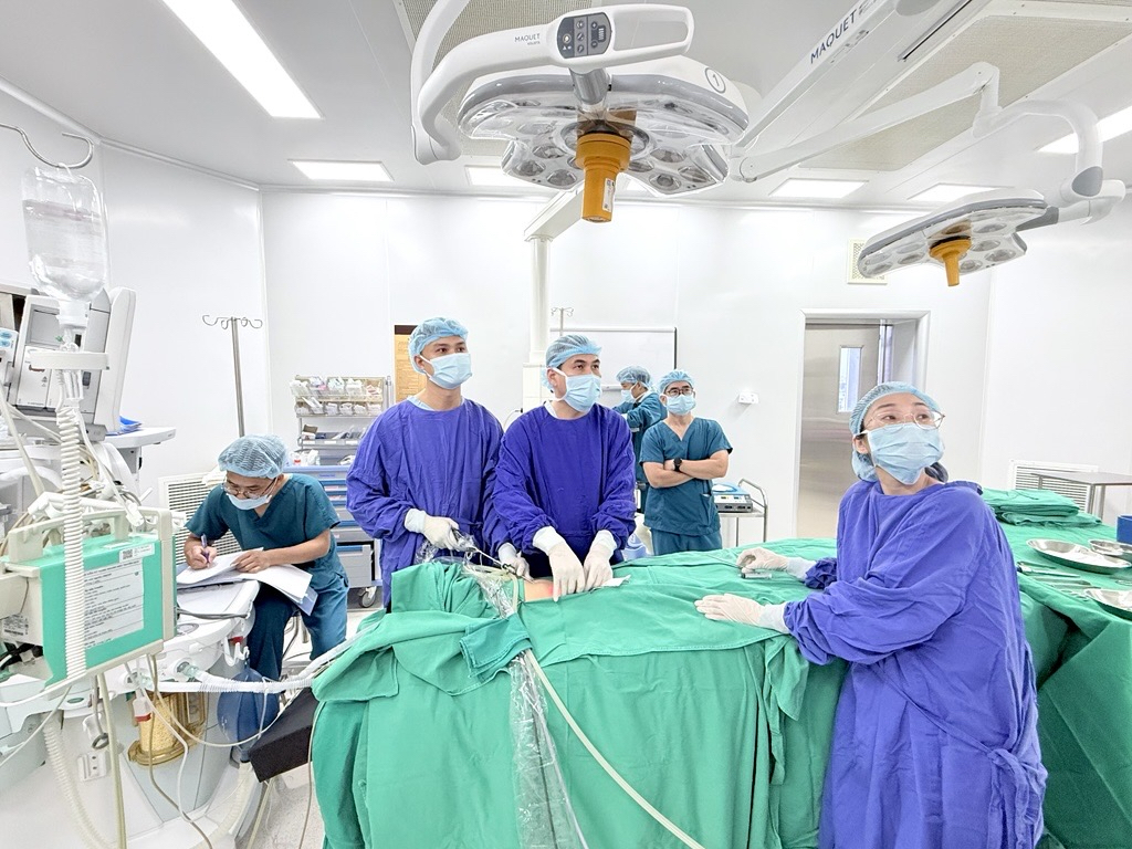 Vinmec Hạ Long cứu bé trai 2 tuổi khỏi nguy cơ biến chứng do bệnh lý ống phúc tinh mạc
