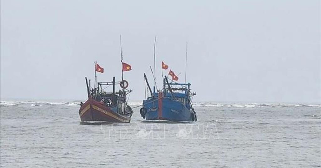 Cứu hộ, trục vớt 2 tàu cá Thanh Hóa bị chìm do gió mạnh và sóng lớn