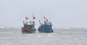 Cứu hộ, trục vớt 2 tàu cá Thanh Hóa bị chìm do gió mạnh và sóng lớn