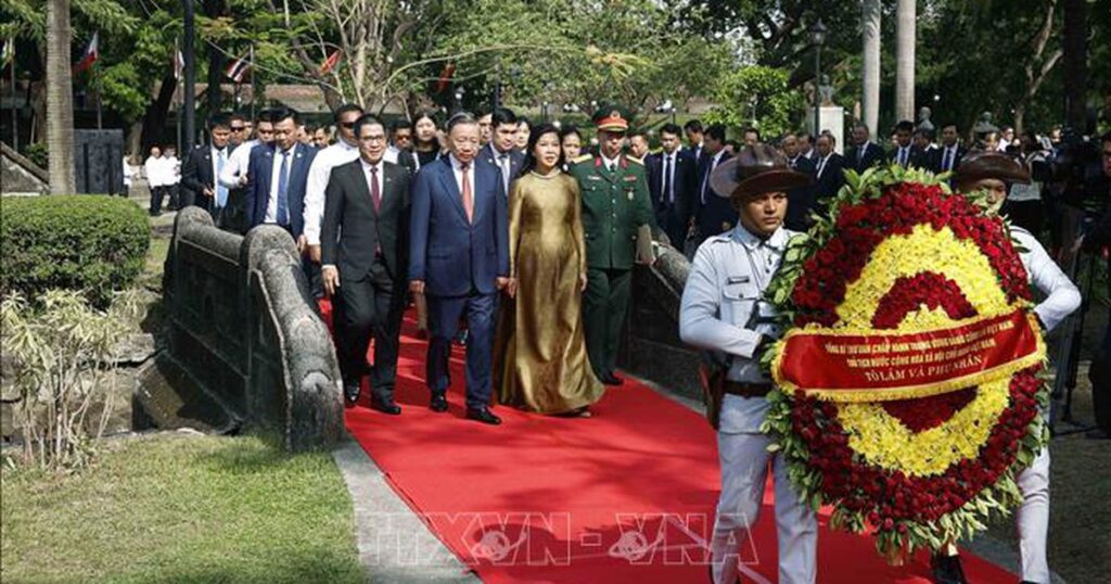 Tổng Bí thư, Chủ tịch nước Tô Lâm dâng hoa tại Tượng đài Chủ tịch Hồ Chí Minh ở Philippines