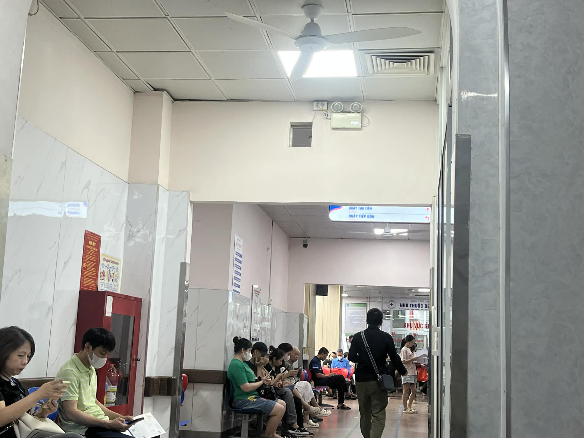 Những khoảng mát giữa bệnh viện ngày nắng nóng- Ảnh 8.