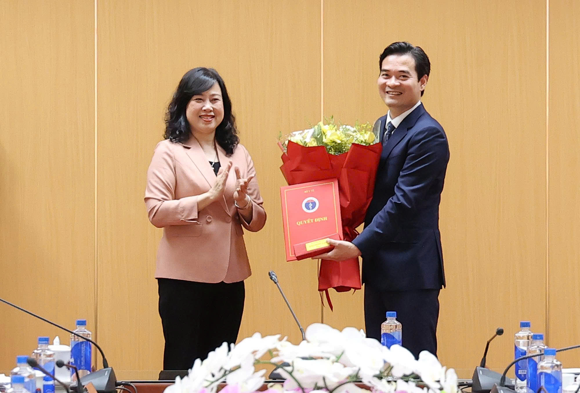bo-nhiem-thinh-17786397592751659387041 Bộ trưởng Bộ Y tế Đào Hồng Lan trao quyết định bổ nhiệm Cục trưởng Cục An toàn thực phẩm- Ảnh 1.