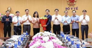 Bộ trưởng Bộ Y tế Đào Hồng Lan trao quyết định bổ nhiệm Cục trưởng Cục An toàn thực phẩm