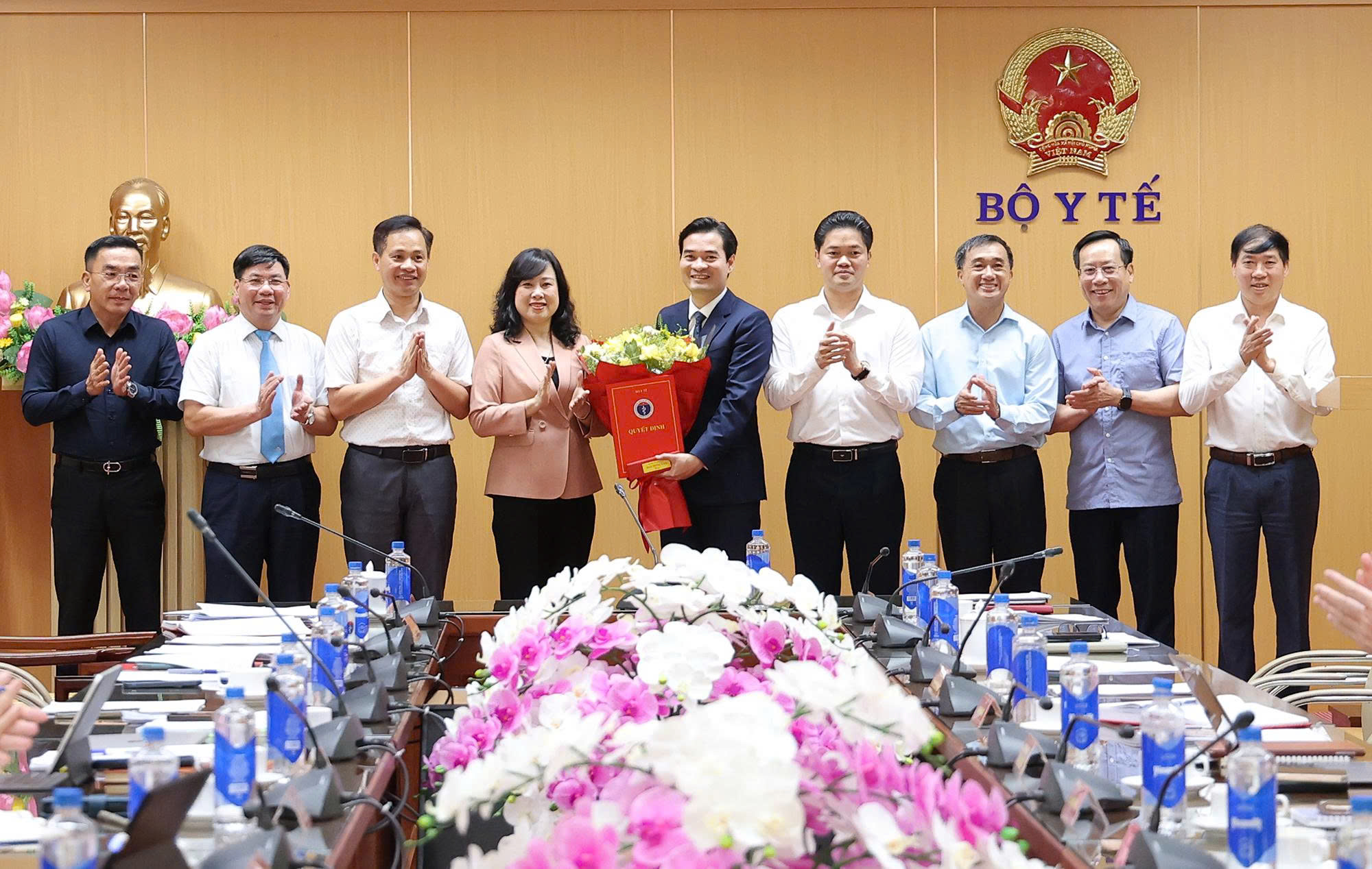 bo-nhiem-thinh-3-1778639759229899109869 Bộ trưởng Bộ Y tế Đào Hồng Lan trao quyết định bổ nhiệm Cục trưởng Cục An toàn thực phẩm- Ảnh 4.