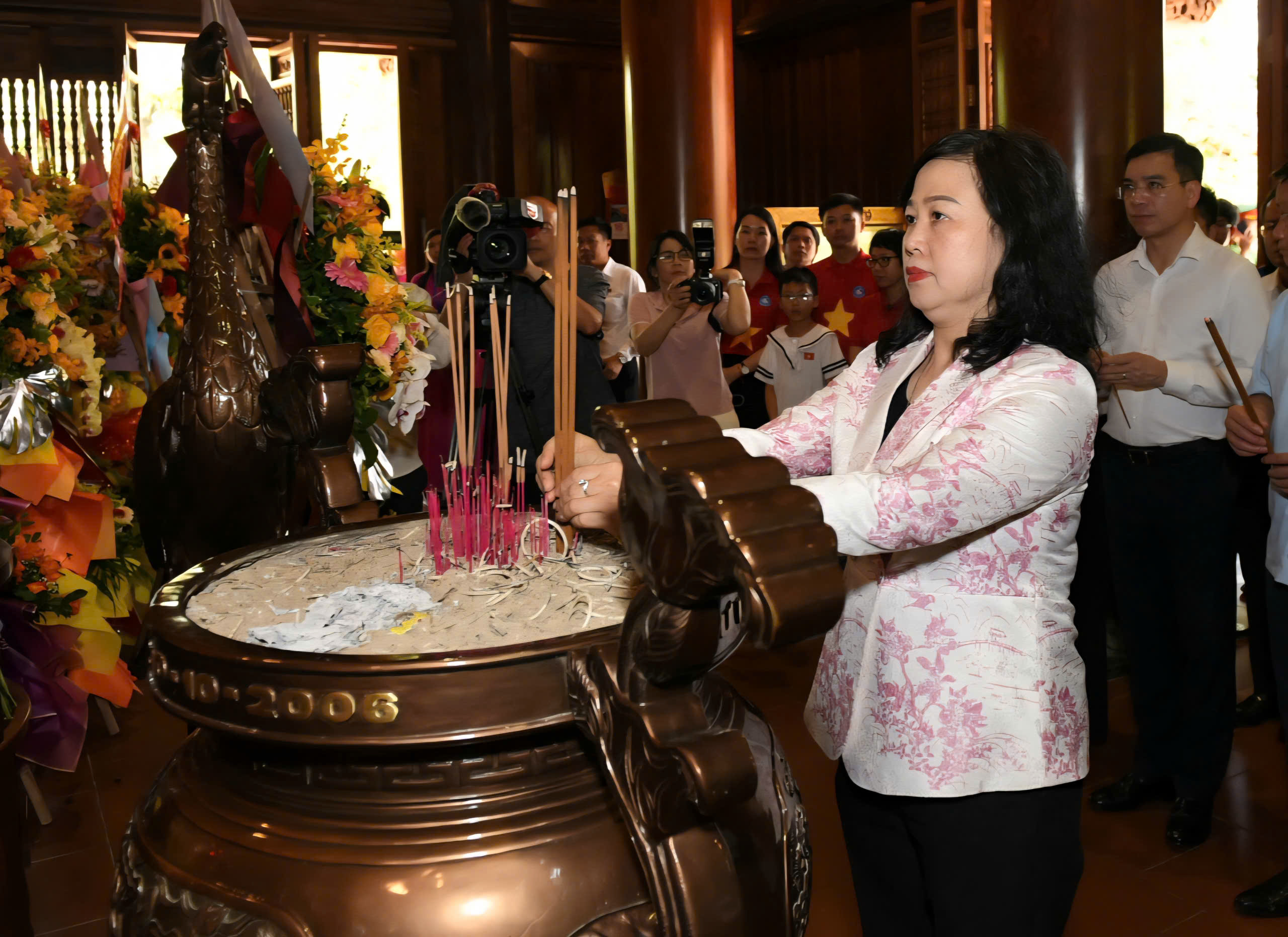Bộ trưởng Bộ Y tế Đào Hồng Lan dâng hương tưởng niệm Chủ tịch Hồ Chí Minh- Ảnh 3.