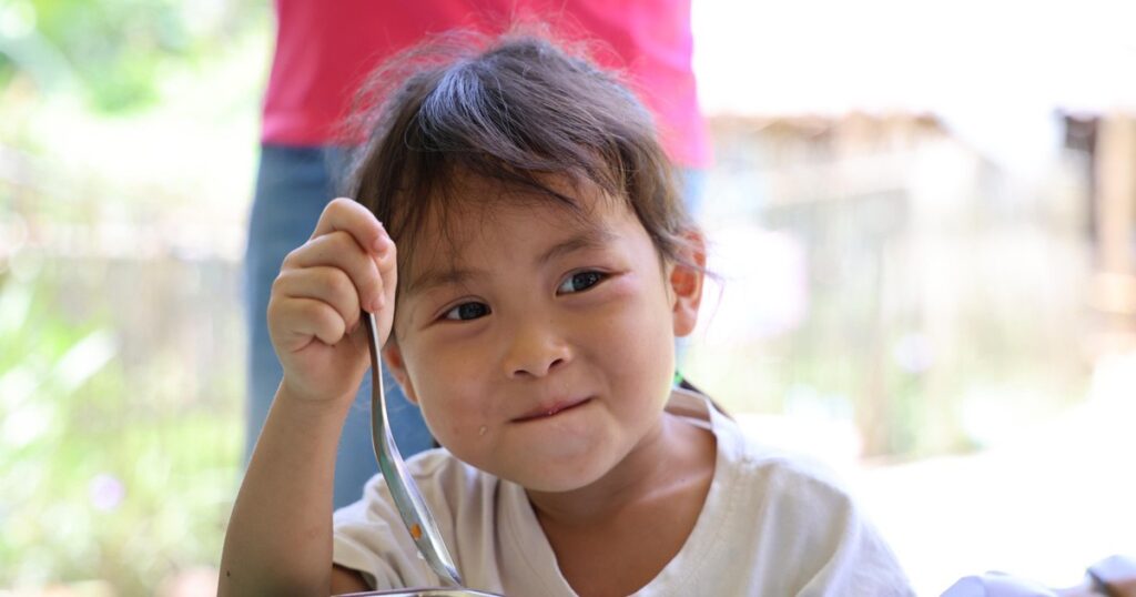 Dinh dưỡng học đường: Từ bữa ăn bán trú đến thay đổi hành vi chăm sóc trẻ