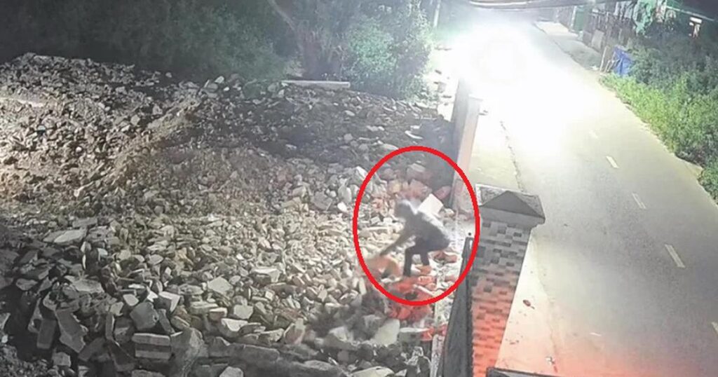 Cẩu tặc táo tợn bắt chó ngay trước mặt chủ nhà rồi lao xe đe dọa