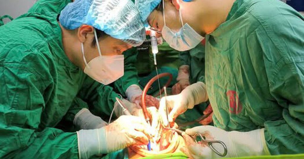 Cứu sống thiếu niên bị vết thương thấu bụng nguy kịch