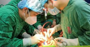 Cứu sống thiếu niên bị vết thương thấu bụng nguy kịch