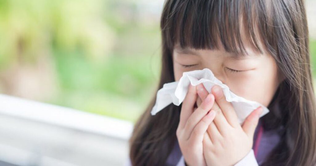 Vì sao trẻ dễ bị cảm lạnh trong mùa hè và cách chăm sóc đúng