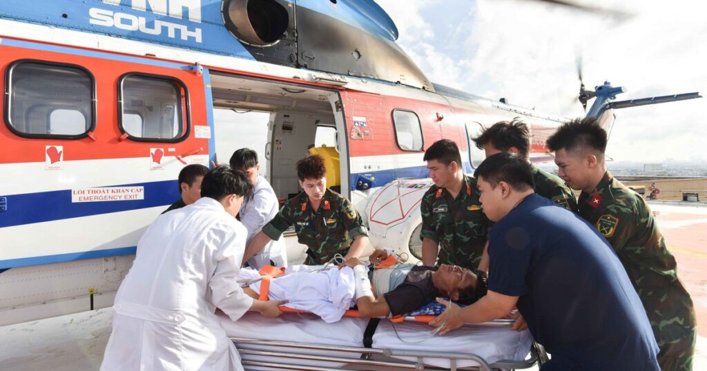 Cấp cứu đường không xuyên đêm cứu 2 bệnh nhân nguy kịch từ Trường Sa về đất liền điều trị