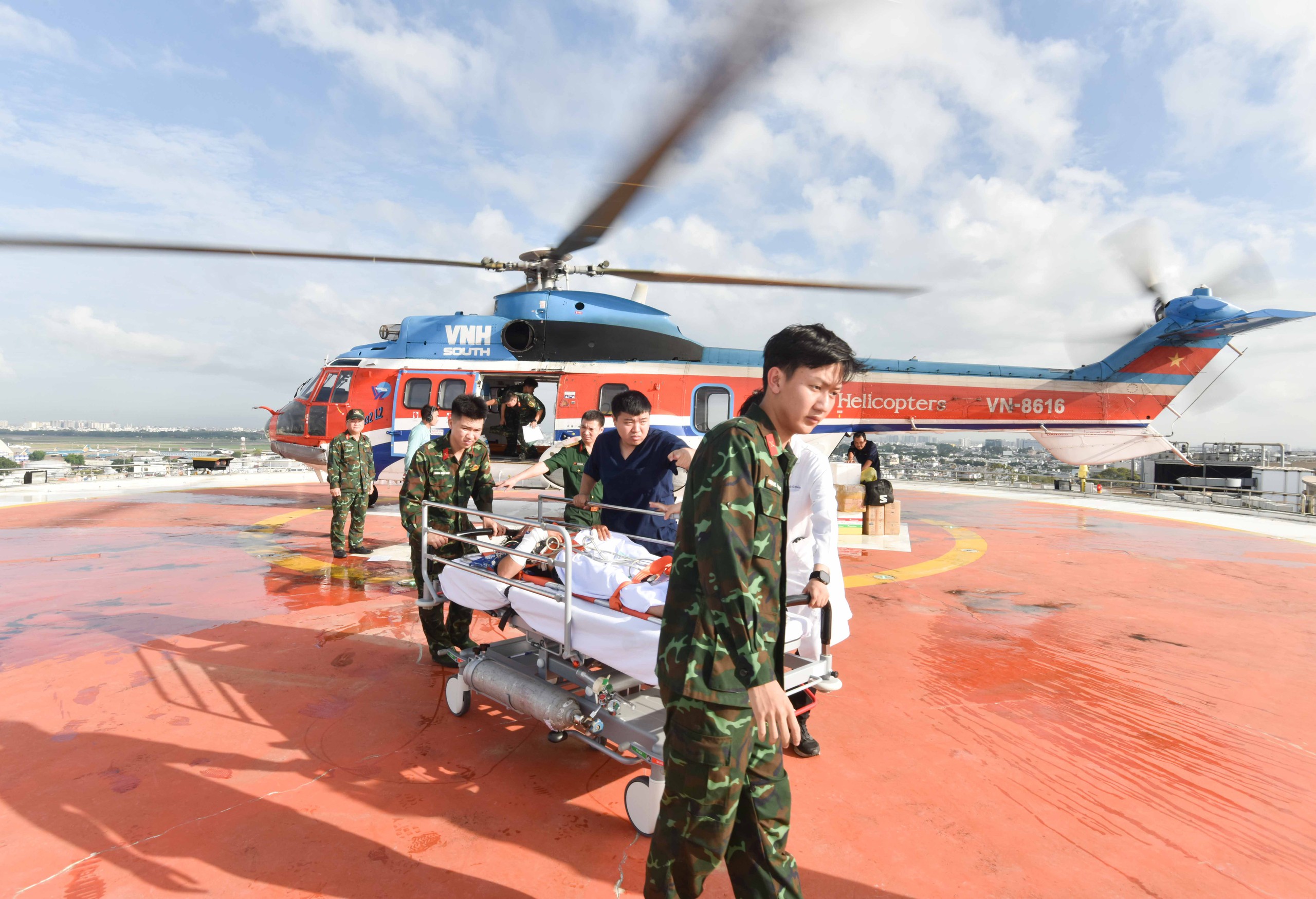 Cấp cứu đường không xuyên đêm cứu 2 bệnh nhân nguy kịch từ Trường Sa về đất liền điều trị- Ảnh 1.