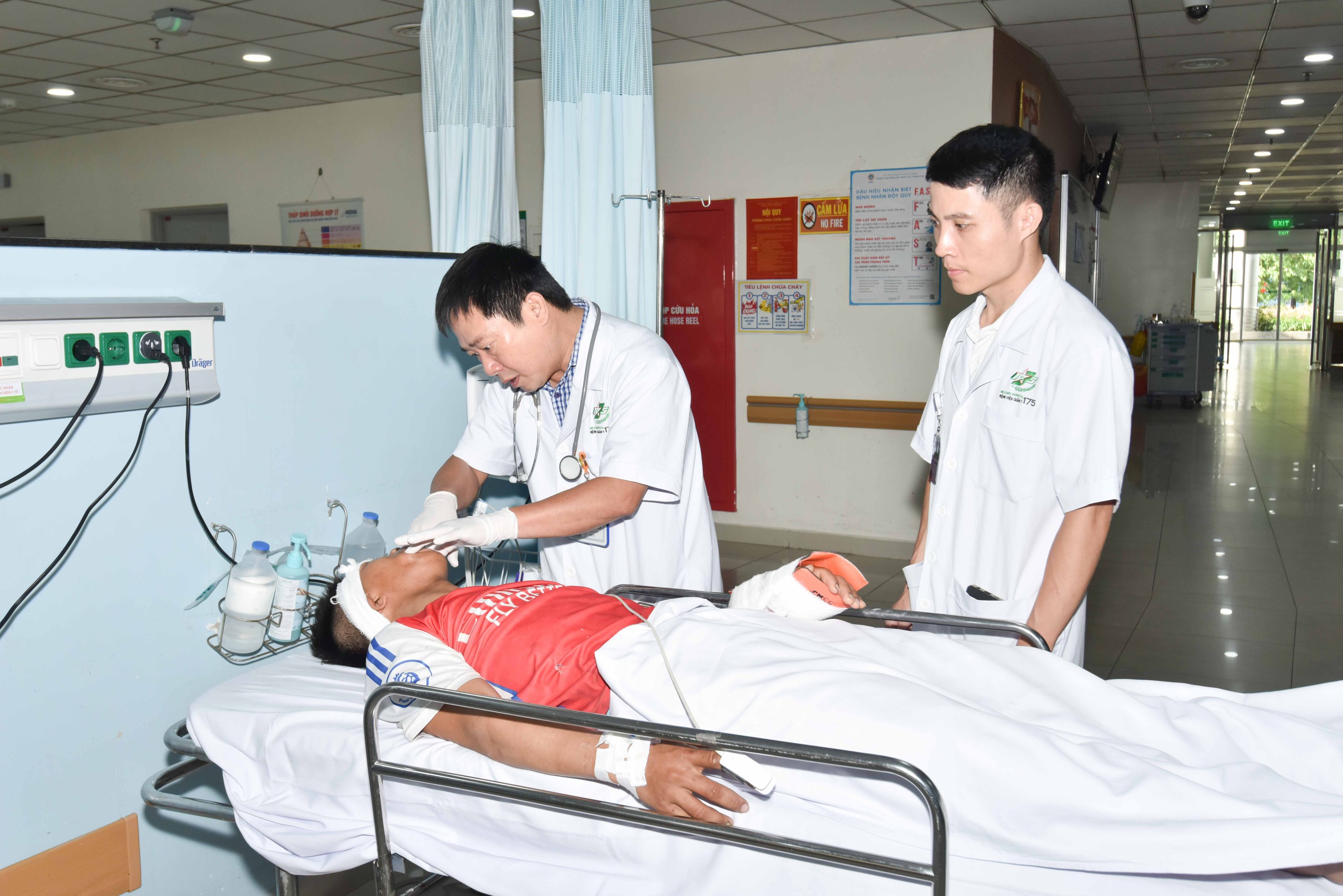 ch10526-1779160216317140931907-1 Cấp cứu đường không xuyên đêm cứu 2 bệnh nhân nguy kịch từ Trường Sa về đất liền điều trị- Ảnh 2.