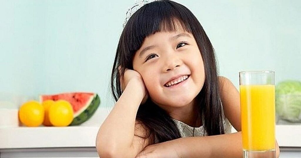 Học sinh nên ăn uống thế nào để không bị mất nước trong ngày hè?