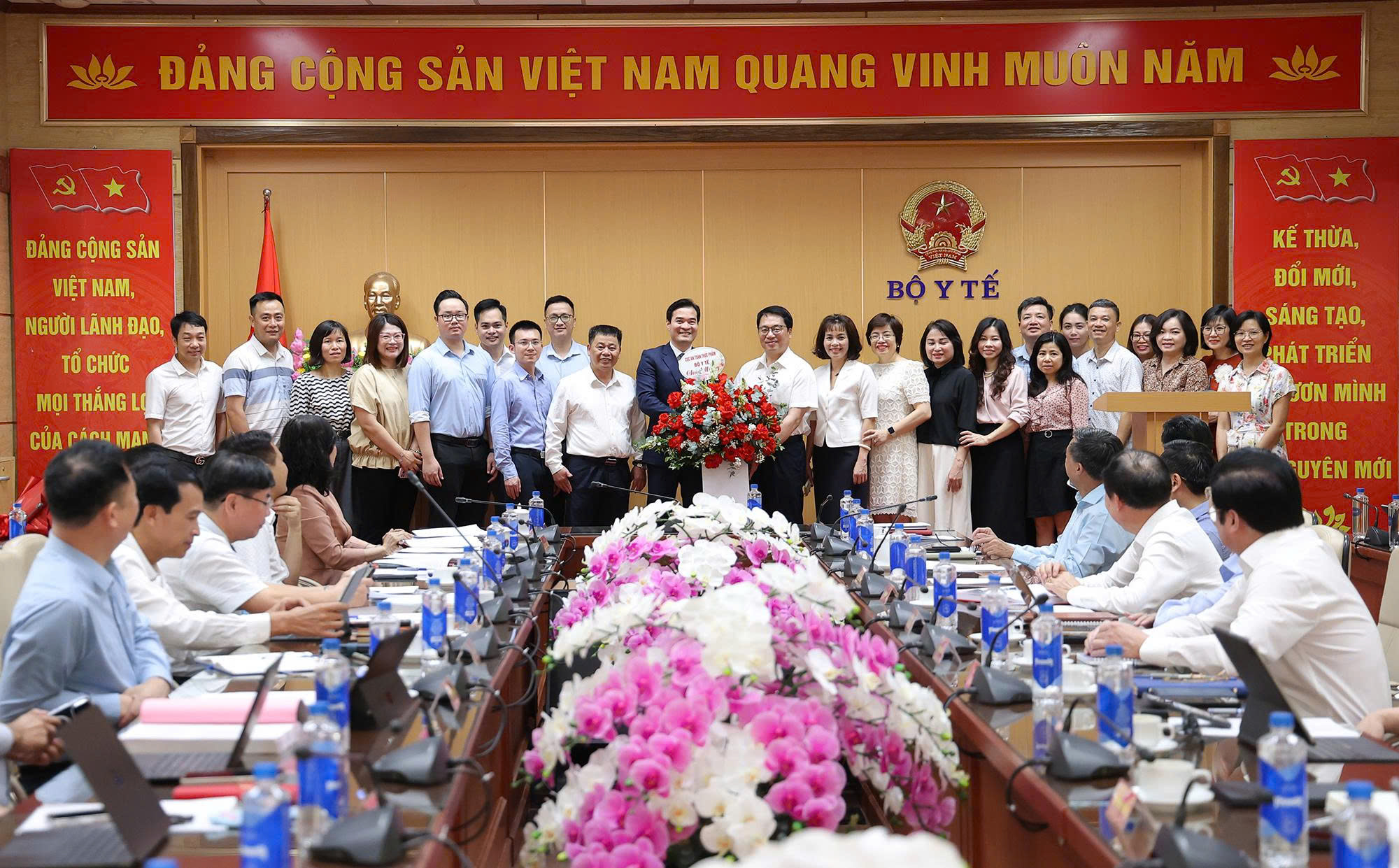 cuc-tp-cm-17786397591302019395816 Bộ trưởng Bộ Y tế Đào Hồng Lan trao quyết định bổ nhiệm Cục trưởng Cục An toàn thực phẩm- Ảnh 6.