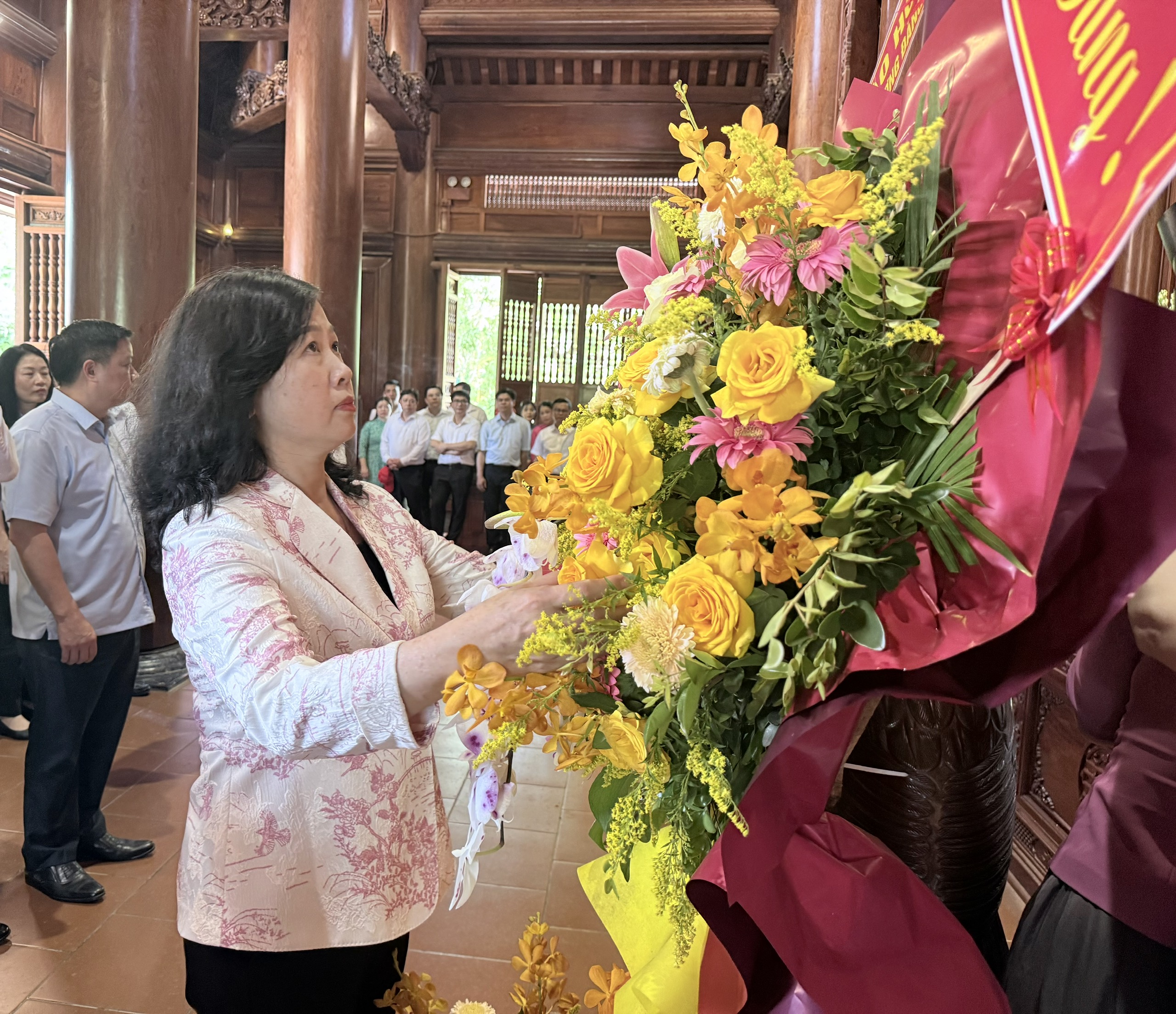 Bộ trưởng Bộ Y tế Đào Hồng Lan dâng hương tưởng niệm Chủ tịch Hồ Chí Minh- Ảnh 2.