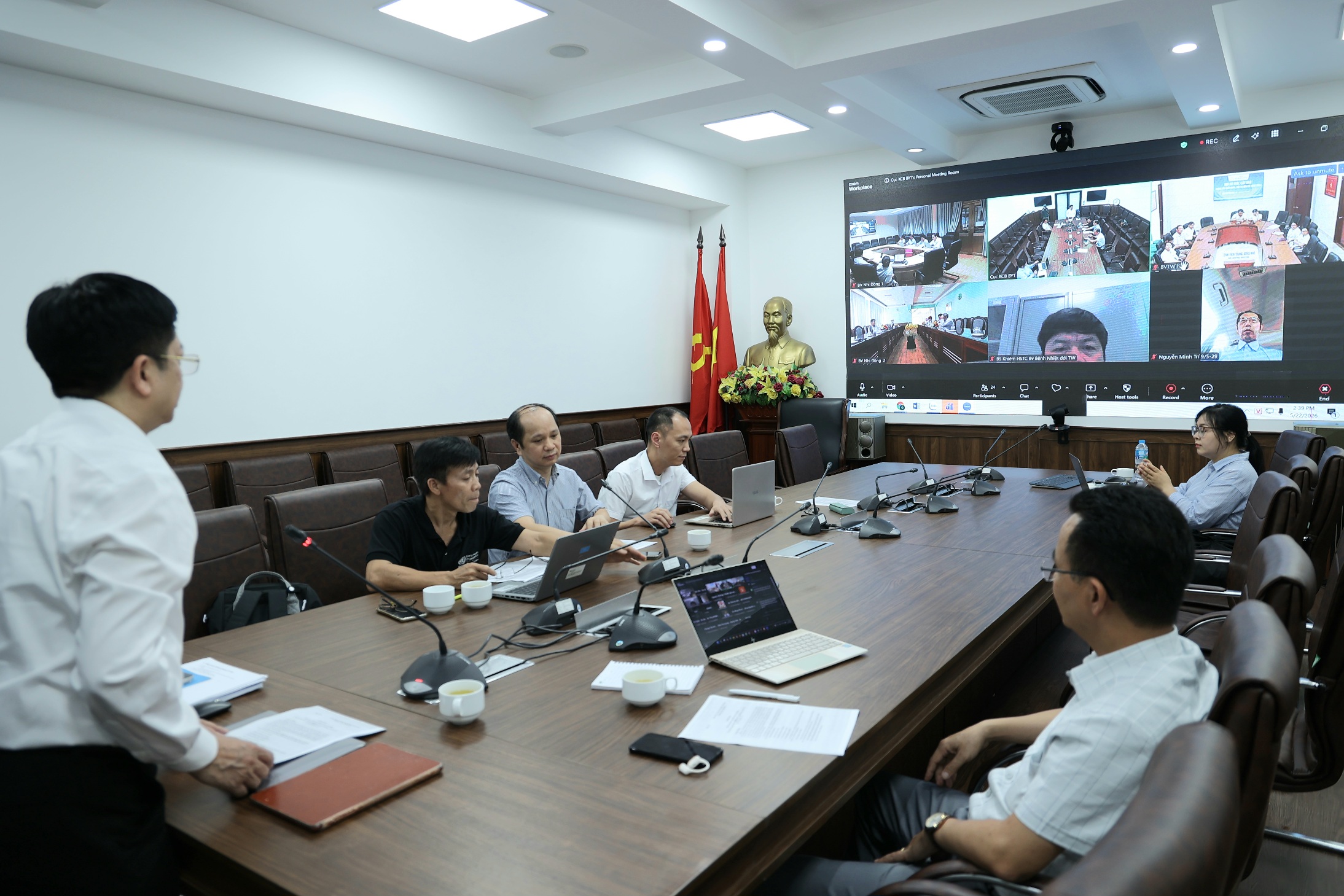 Thứ trưởng Bộ Y tế yêu cầu rà soát toàn bộ năng lực ứng phó với dịch bệnh Ebola- Ảnh 3.