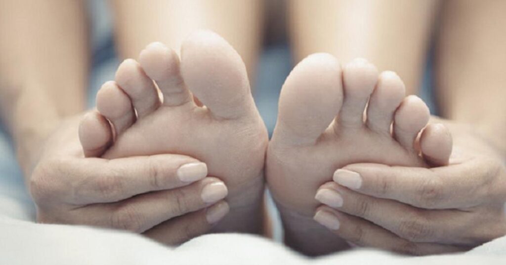 Chân tay lạnh vào mùa hè hãy thử ngay mẹo nhỏ này