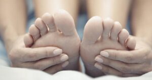 Chân tay lạnh vào mùa hè hãy thử ngay mẹo nhỏ này
