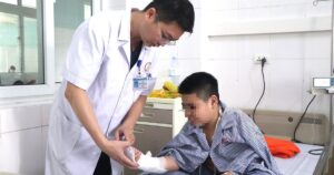 Nghịch dại đấm tay vào kính, bé trai 12 tuổi bị đứt mạch máu, gân cơ và thần kinh