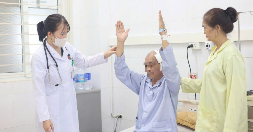 Cú ngã tưởng chừng vô hại khiến cụ ông 72 tuổi suýt mất mạng