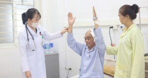 Cú ngã tưởng chừng vô hại khiến cụ ông 72 tuổi suýt mất mạng