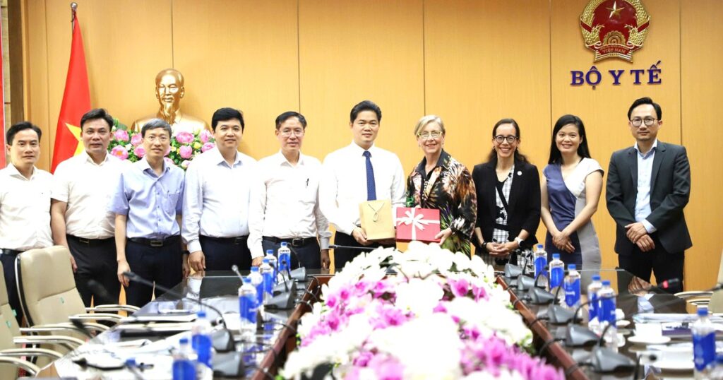 Thứ trưởng Thường trực Vũ Mạnh Hà tiếp, làm việc với Liên minh đổi mới phòng chống dịch bệnh