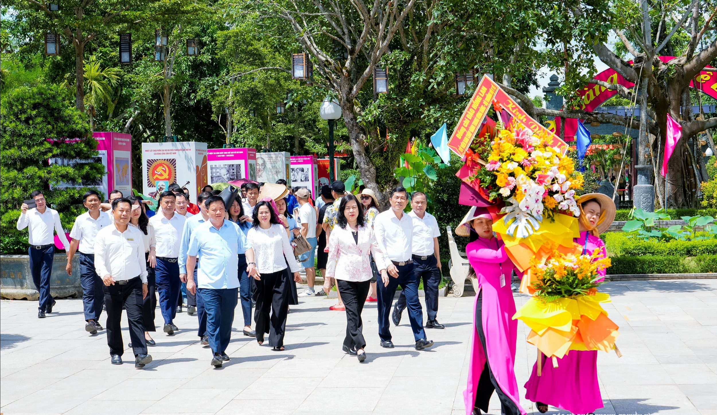 Bộ trưởng Bộ Y tế Đào Hồng Lan dâng hương tưởng niệm Chủ tịch Hồ Chí Minh- Ảnh 1.