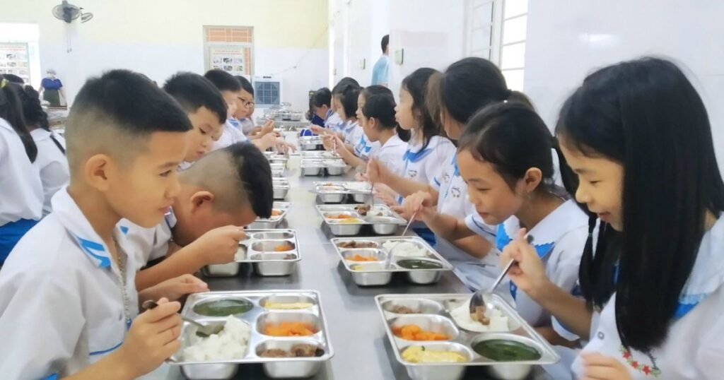 Cách giúp trẻ hình thành thói quen ăn uống lành mạnh trong ngày hè