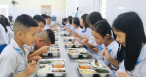 Cách giúp trẻ hình thành thói quen ăn uống lành mạnh trong ngày hè