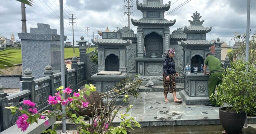 Gã đàn ông mắc bệnh tâm thần đập phá nhiều ngôi mộ ở nghĩa trang