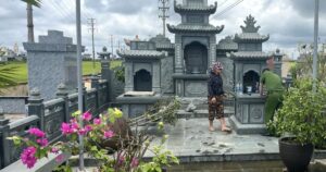 Gã đàn ông mắc bệnh tâm thần đập phá nhiều ngôi mộ ở nghĩa trang