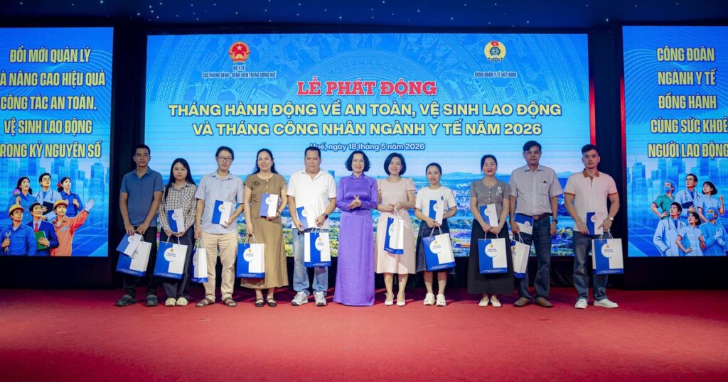 Hoàn thiện chính sách tạo môi trường làm việc an toàn cho nhân viên y tế