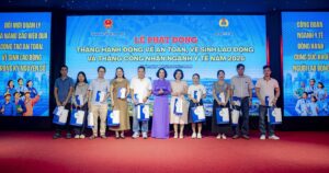 Hoàn thiện chính sách tạo môi trường làm việc an toàn cho nhân viên y tế