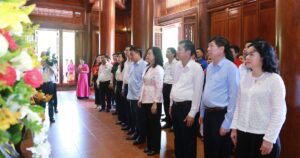Bộ trưởng Bộ Y tế Đào Hồng Lan dâng hương tưởng niệm Chủ tịch Hồ Chí Minh