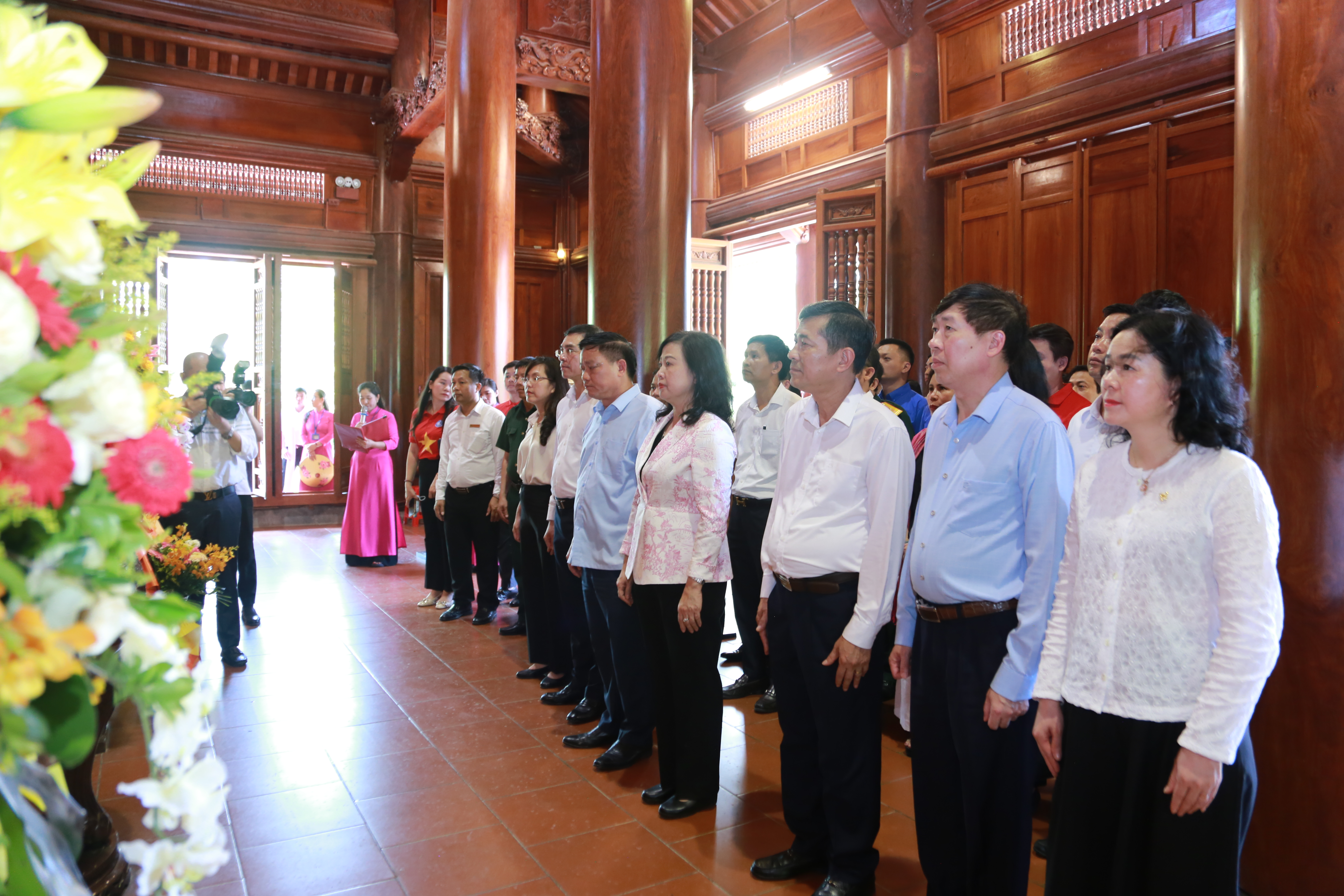 Bộ trưởng Bộ Y tế Đào Hồng Lan dâng hương tưởng niệm Chủ tịch Hồ Chí Minh- Ảnh 4.