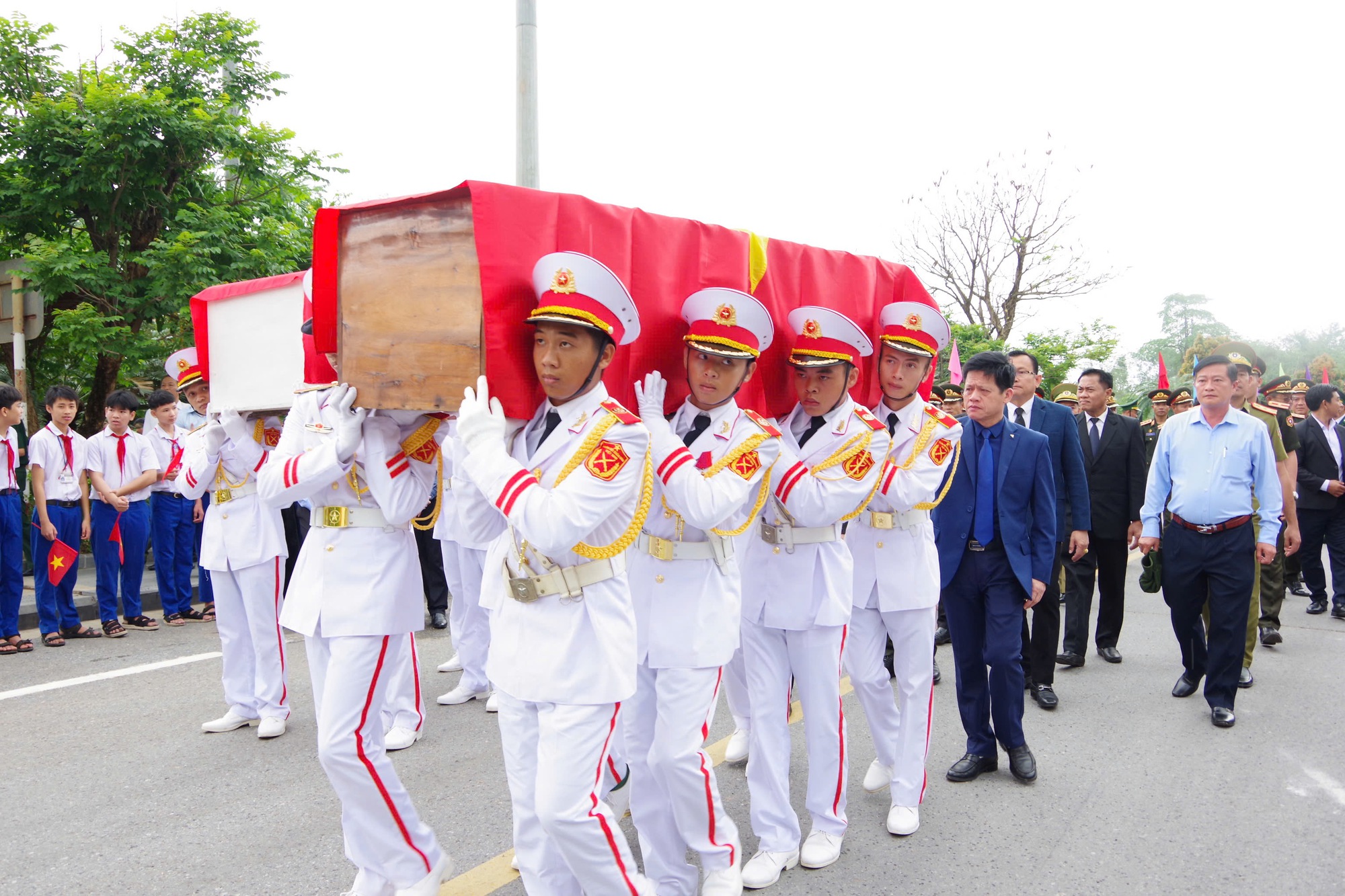 Đất mẹ đón 28 hài cốt liệt sĩ hy sinh tại chiến trường Lào trở về- Ảnh 2.