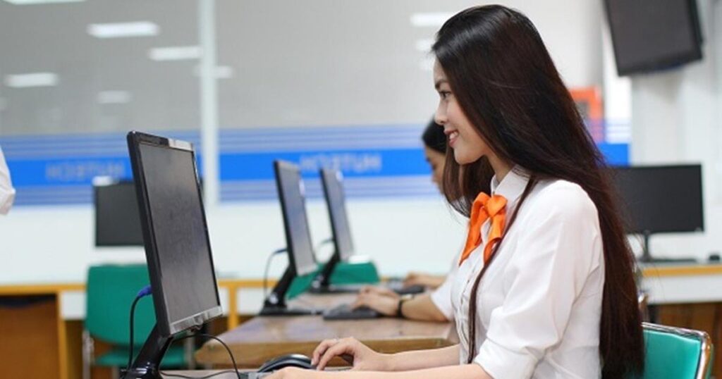 Cơ quan nào có thẩm quyền bổ nhiệm chức danh nghề nghiệp và xếp lại lương đối với kế toán viên?