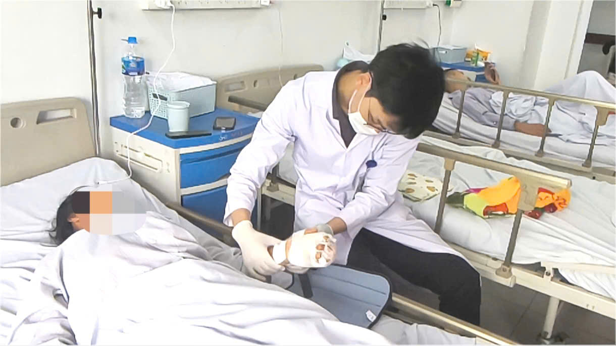 Vi phẫu cứu ngón tay đứt lìa cho nữ công nhân phụ hồ bị máy trộn bê tông cuốn nát bàn tay- Ảnh 3.