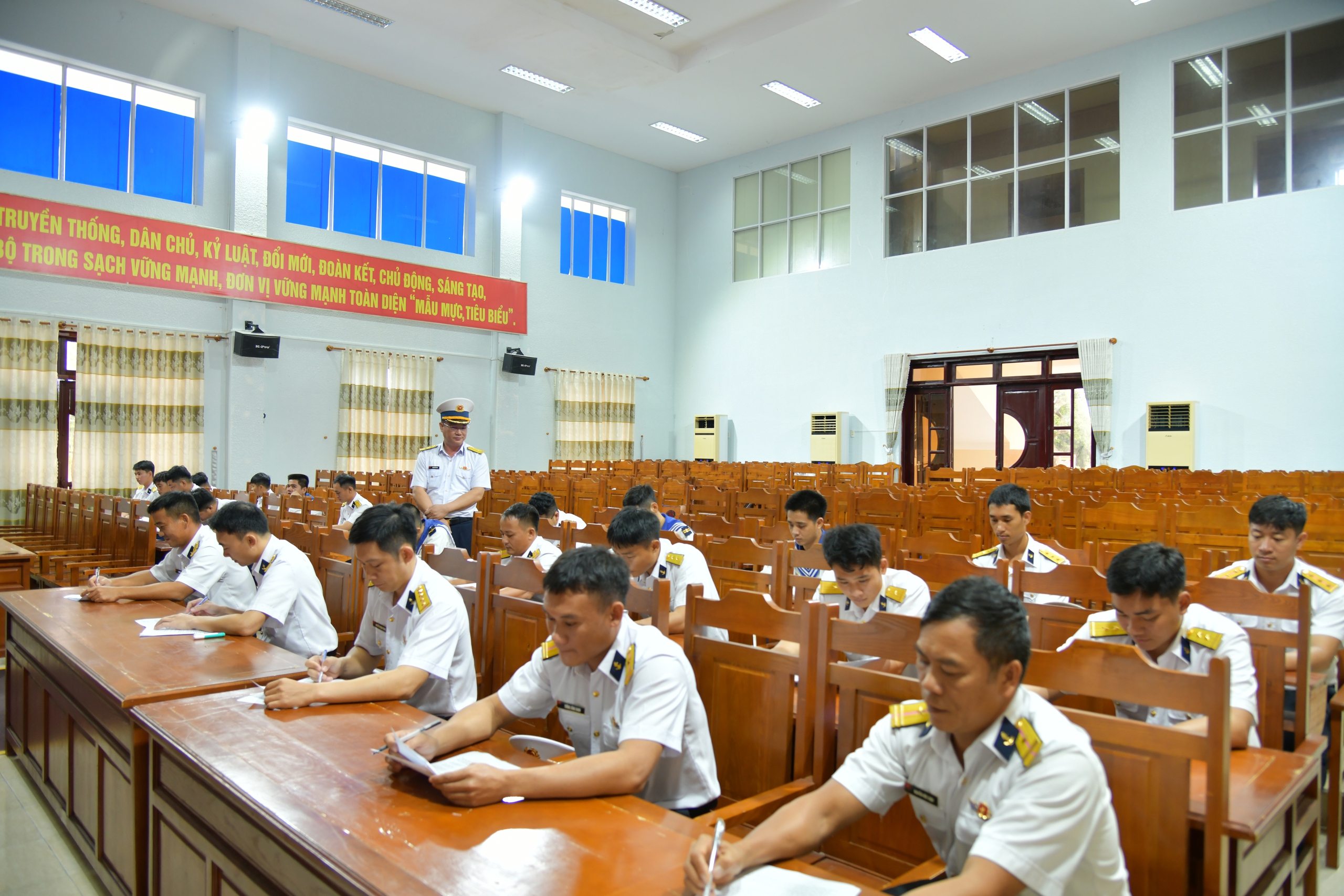 Bộ Tư lệnh Vùng 4 kiểm tra đơn vị vững mạnh toàn diện tại Lữ đoàn 955- Ảnh 5.