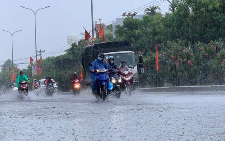 Nhiều khu vực đang mưa rất lớn, đề phòng dông lốc và thiên tai lũ quét, sạt lở đất- Ảnh 2.