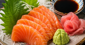 Vì sao ăn cá hồi sống luôn kèm wasabi, gừng hồng và tía tô? Sự thật ít người biết