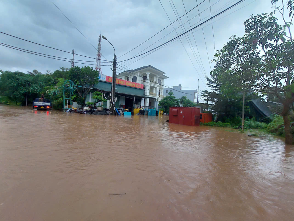 Mưa lớn ở Quảng Ninh gây ngập lụt, sạt lở nhiều nơi- Ảnh 3.