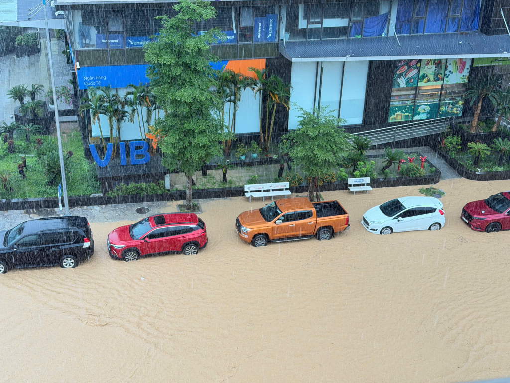 Mưa lớn ở Quảng Ninh gây ngập lụt, sạt lở nhiều nơi- Ảnh 2.