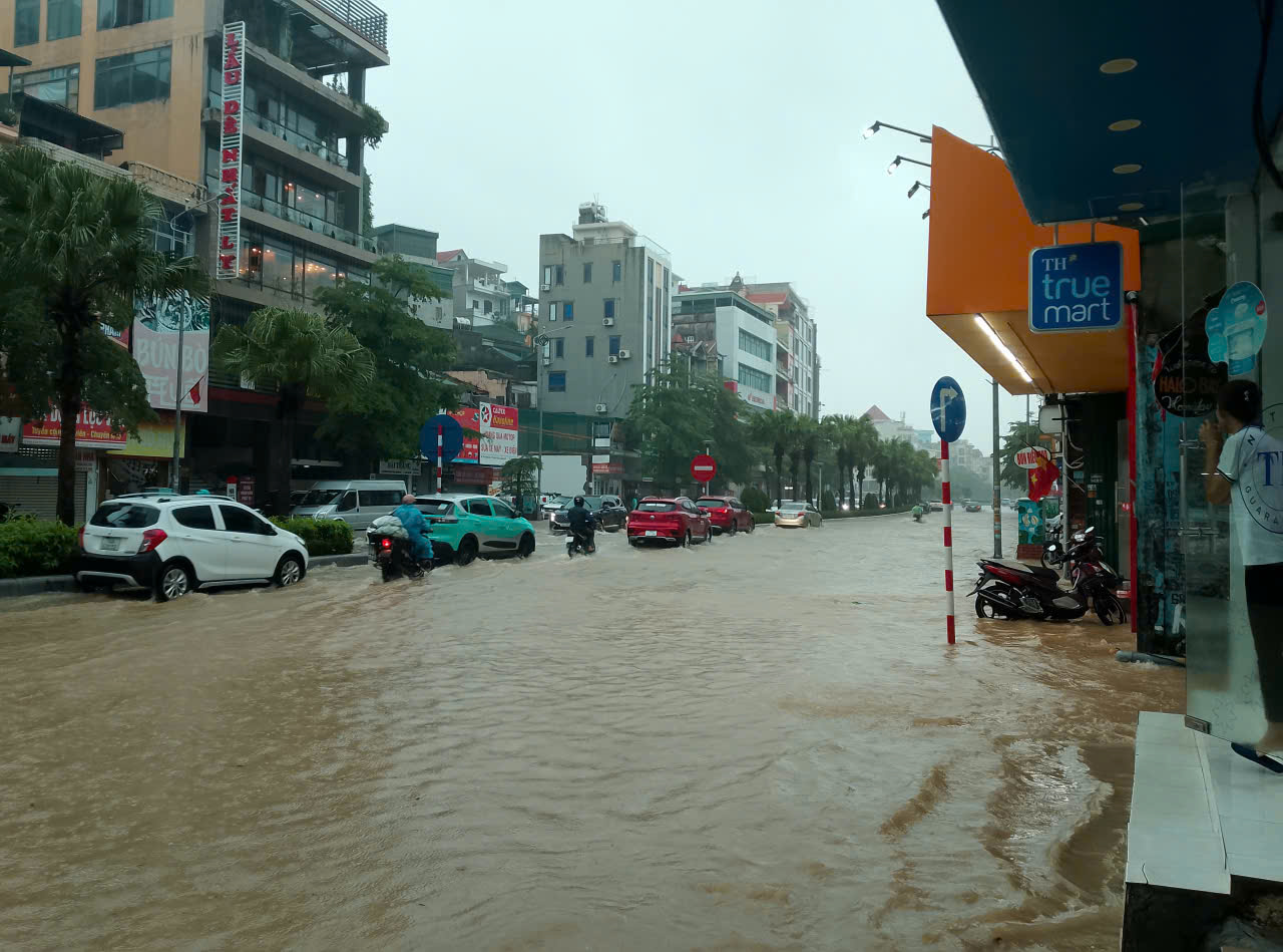 Mưa lớn ở Quảng Ninh gây ngập lụt, sạt lở nhiều nơi- Ảnh 7.