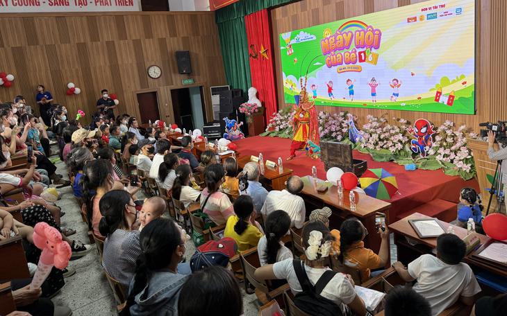 Những cô bé, cậu bé quên cơn đau, hào hứng xem ảo thuật, ca nhạc trong Tết thiếu nhi sớm