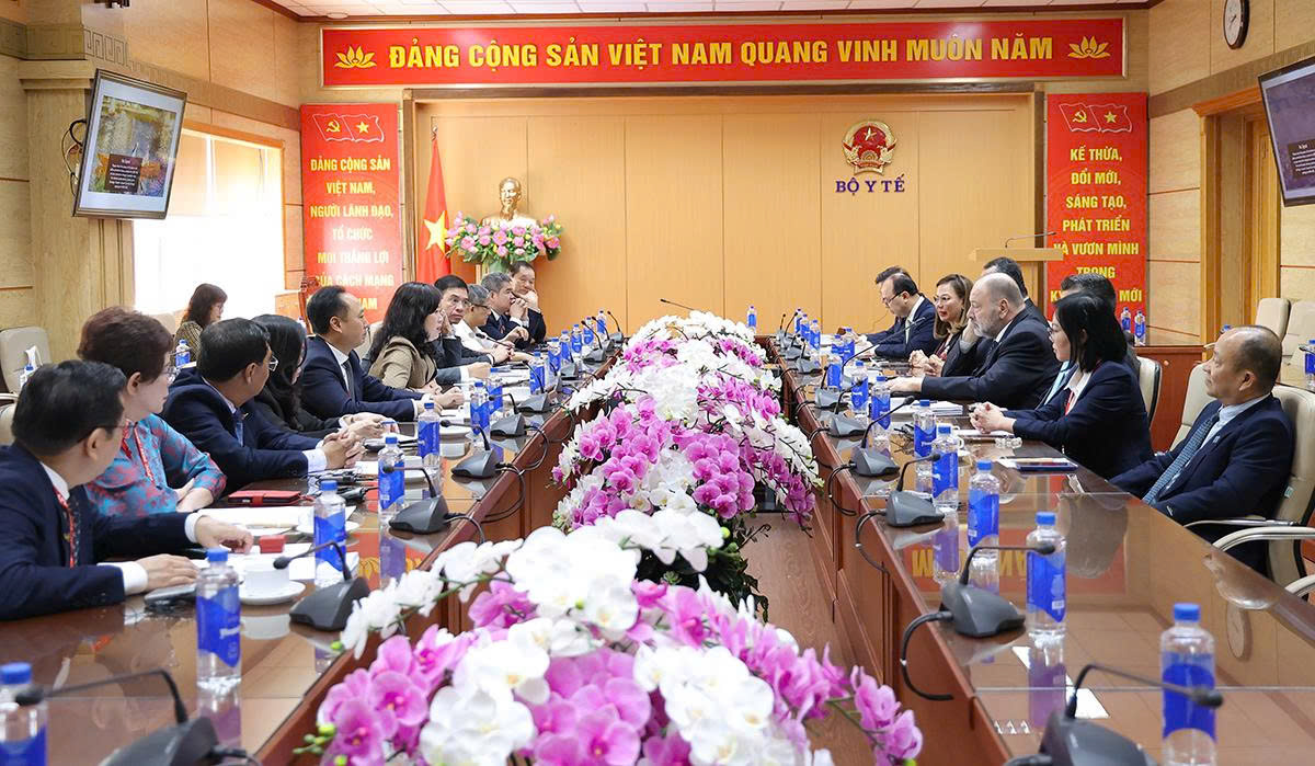 Bộ trưởng Bộ Y tế Đào Hồng Lan tiếp, làm việc với Chủ tịch Liên đoàn Nha khoa Thế giới- Ảnh 6.