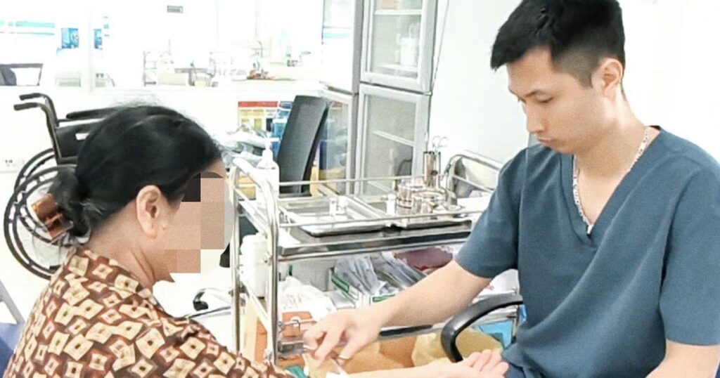 Mèo con cắn chủ rồi chết, chủ nuôi mới chịu đi tiêm phòng dại