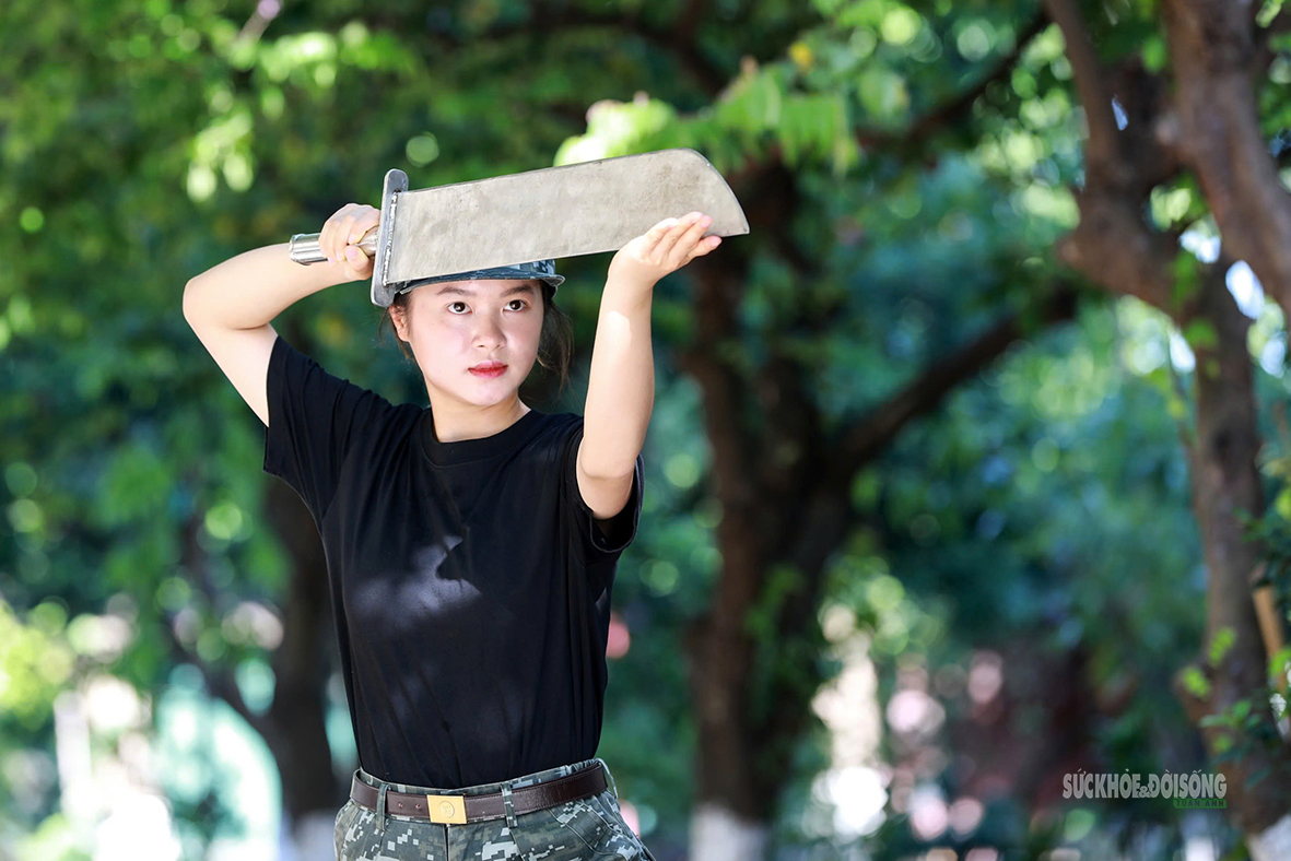 "Nín thở" xem nữ đặc nhiệm dùng yết hầu kéo xe đặc chủng- Ảnh 4.